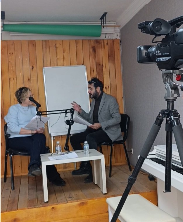 Ankara diksiyon kursu birebir uygulamalı eğitim sırasında nefes ve artikülasyon çalışması yapan öğrenci