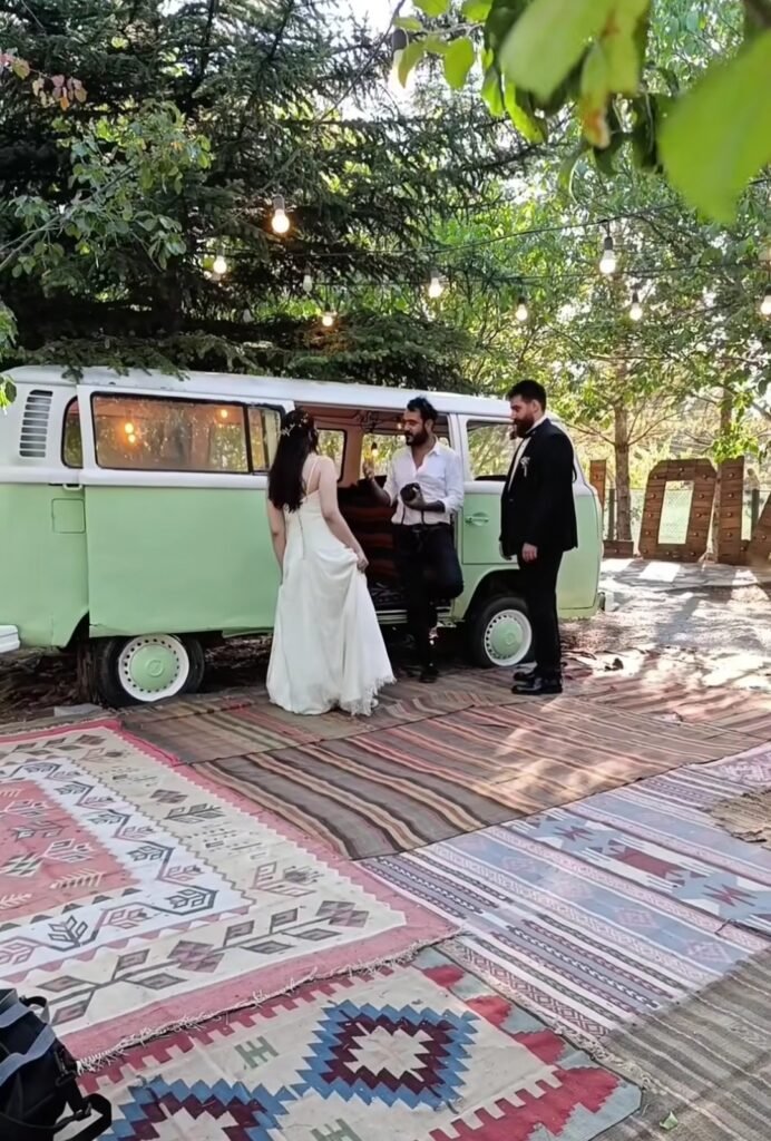 Düğün fotoğrafçılığı nasıl yapılır çekim sırasında çalışan düğün fotoğrafçısı